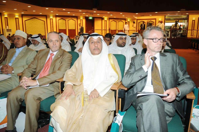السفير خالد المغامس متقدما الحضور