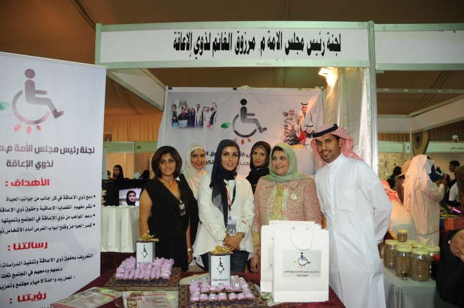 دفايزة الخرافي مع بعض المشاركين
