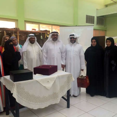 د طارق الشطي وحمود عبدالله وفريدة العجميوبدر العدواني خلال المعرض حمدي شوقي
