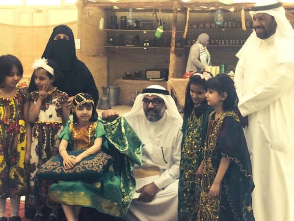 الشطي مع بعض الفتيات 