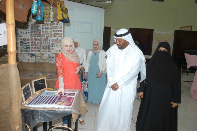 حمود عبدالله وفريدةالعجمي خلال جولة في المعرض