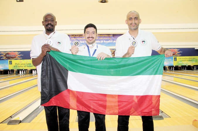 نجوم المنتخب حاملين العلم 
