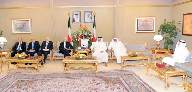 سمو الشيخ جابر المبارك لدى استقباله ابراهيم دبدوب وعددا من الاكاديميين﻿