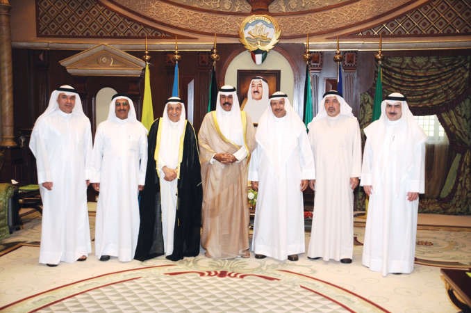 سمو ولي العهد الشيخ نواف الاحمد مستقبلا عبدالمحسن الحنيف وصلاح الكليب وعلي خاجة واعضاء مجلس ادارة بنك الكويت الصناعي﻿