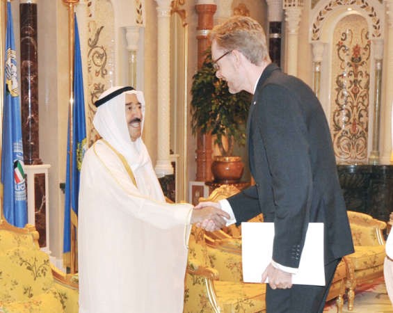 صاحب السمو الامير مصافحا سفير الدنمارك﻿