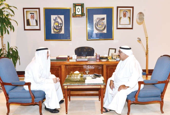 الشيخ ناصر صباح الاحمد خلال استقباله السفير خالد الفضلي﻿