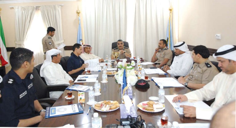 العقيد سعد الهملان خلال الاجتماع 