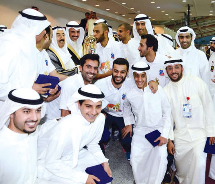 صاحب السمو الامير الشيخ صباح الاحمد يسلم الكاس لقائد فريق نادي الكويت