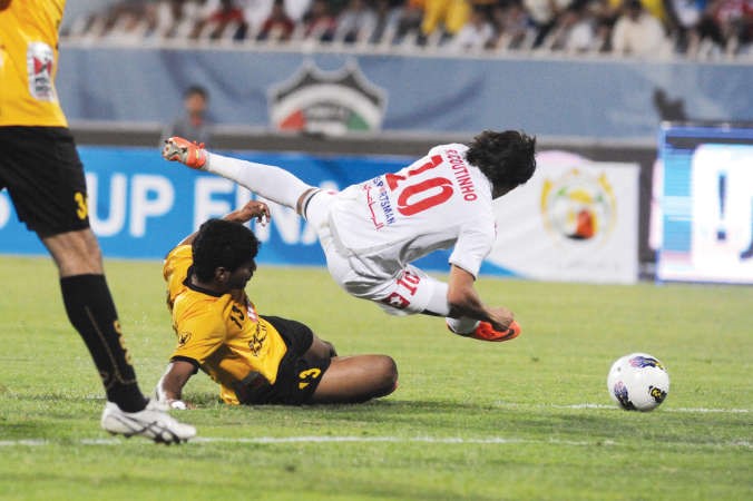 مساعد ندا يتدخل بقوة لايقاف البرازيلي روجيريو ﻿