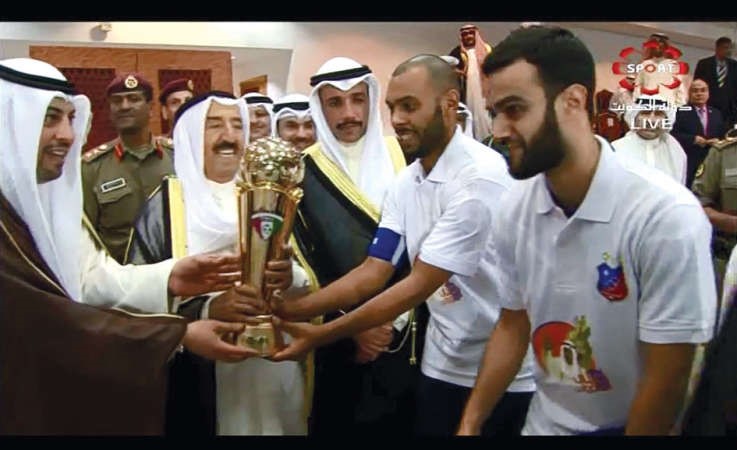 صاحب السمو الامير الشيخ صباح الاحمد يسلم الكاس لقائد فريق نادي الكويت نقلا عن تلفزيون الكويت﻿