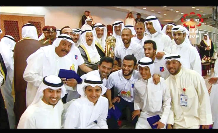 صاحب السمو الامير الشيخ صباح الاحمد يسلم الكاس لكابتن فريق نادي الكويت 	نقلا عن تلفزيون الكويت﻿