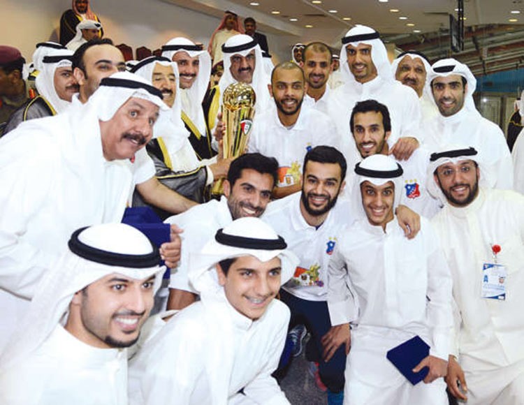 صاحب السمو الامير الشيخ صباح الاحمد يسلم الكاس لكابتن فريق نادي الكويت