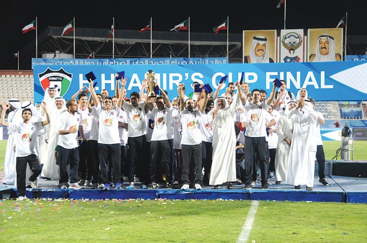 لاعبو الكويت يحملون كاس البطولة خلال تتويجهم باللقب هاني الشمري