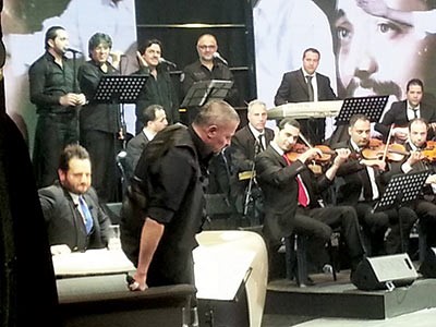 جورج وسوف في أول إطلالة له بعد إصابته: دعاء "الختيارة" أنقذني وسأعود للغناء رغم أنهم يقولون عني إنني "أعرج"!