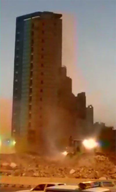 بالفيديو.. لحظة انهيار أحد الابراج في مكة واصابة 3 اشخاص
