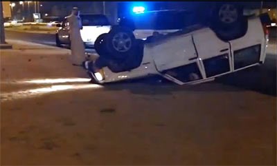 بالفيديو.. مطاردة في سعد العبدالله تنتهي بانقلاب السيارة