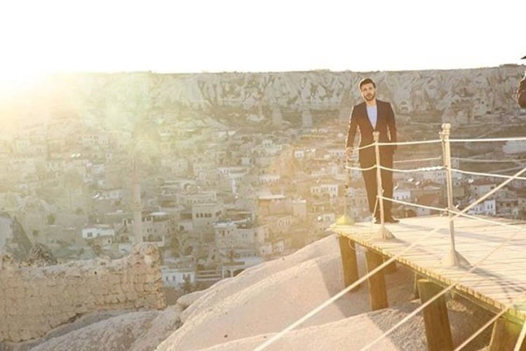 بالصور.. ماجد المهندس يحلّق في منطاد على علو 700 ألف قدم