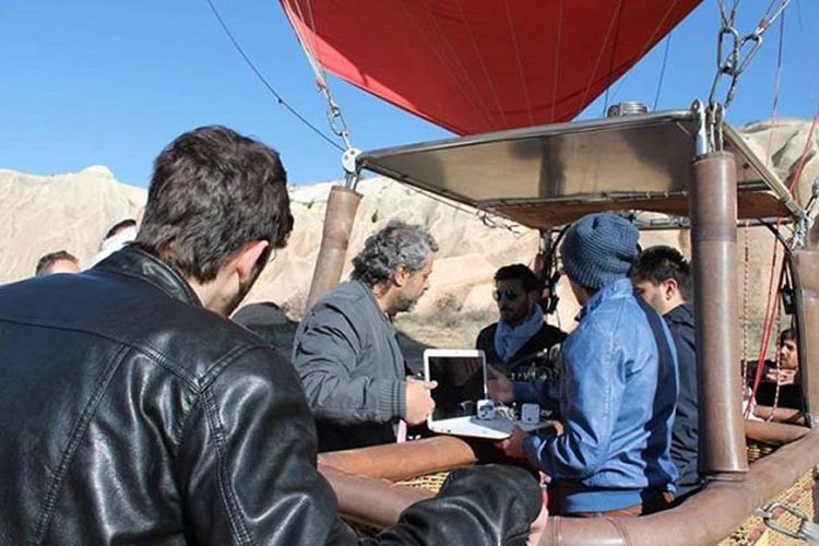 بالصور.. ماجد المهندس يحلّق في منطاد على علو 700 ألف قدم