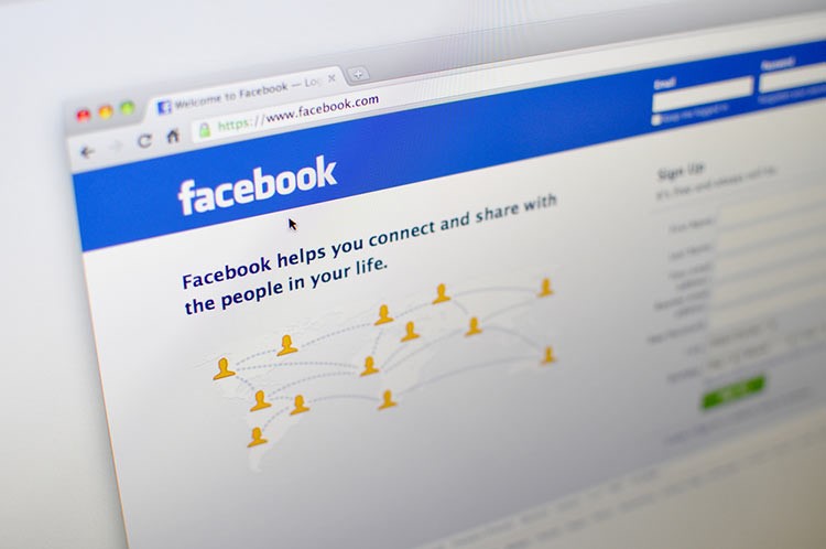 7- تم اختيار اللون الازرق للصفحة الرئيسية والصفحات الداخلية لـFacebook لان مارك زوكربيرج، مالك الشركة يعاني من عمى الالوان في لوني الاحمر والاخضر