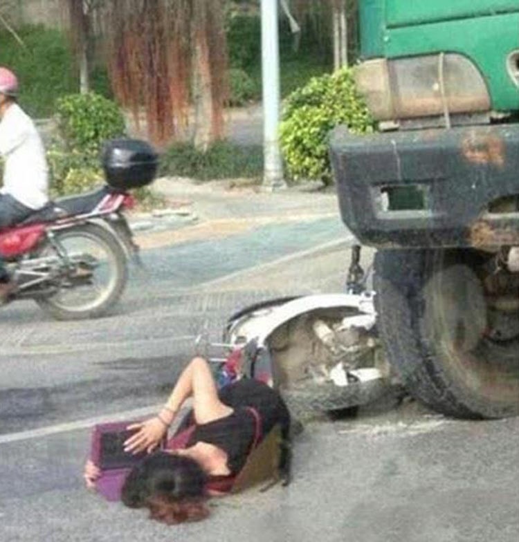 صورة: تلميذة صينية تراجع درسها أثناء انتظارها الإسعاف بعدما صدمتها سيارة