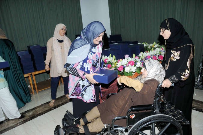 فايزة الخرافي تكرم احدى الفائزات من ذوي الاحتياجات
