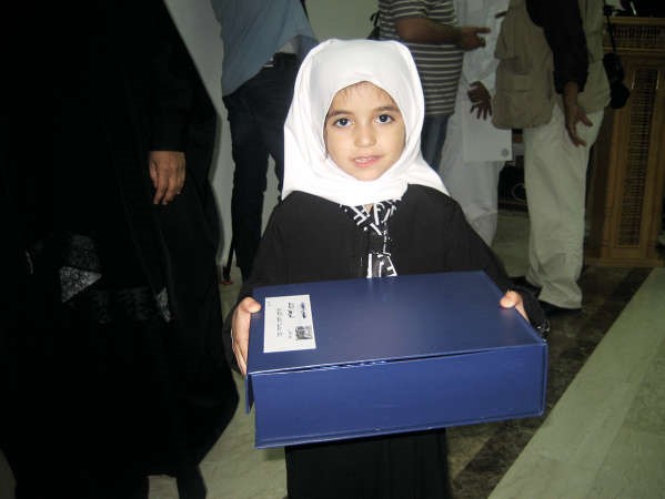 اصغر حافظة 3 سنوات تحمل جائزتها
