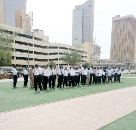 عدد من العمال خلال الاضراب