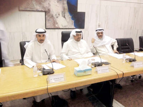 فهد الصانع خلال ترؤسه اجتماع فريق العمل