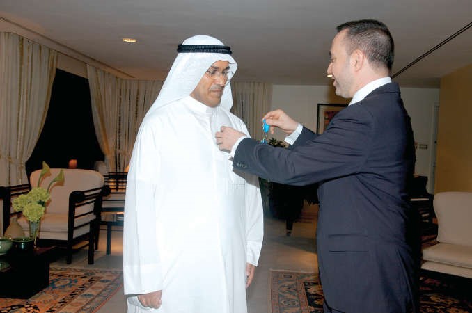 السفير كريستيان نخلة يسلم الهاجري وسام الاستحقاق الفرنسي برتبة فارس