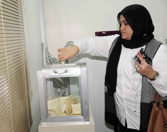 احدى المشاركات خلال عملية التصويت ﻿