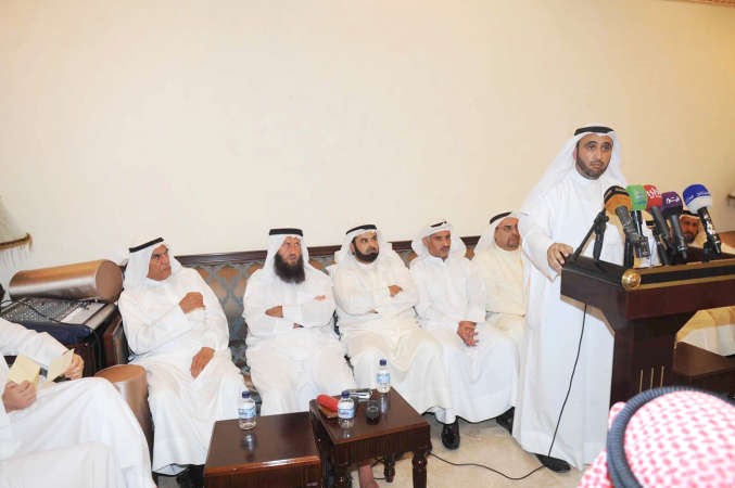 محمد الدلال متحدثا ويبدو احمد السعدون وخالد السلطان ومبارك الوعلان وعبدالرحمن العنجري خلال الندوة اسامة ابو عطية