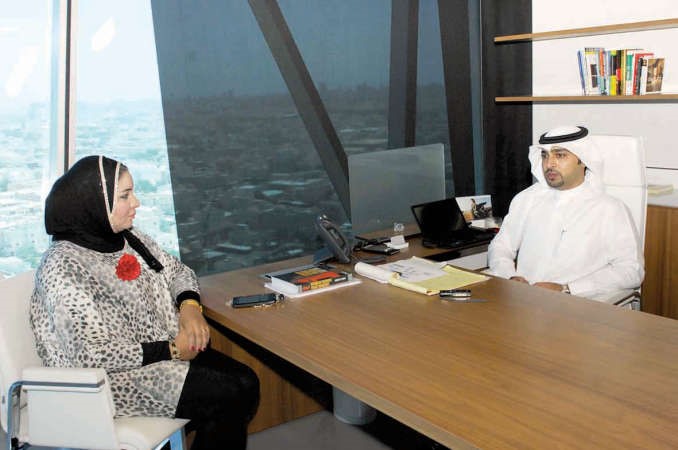 ممشعل الشطي متحدثا خلال اللقاء الى الزميلة الاء خليفة هاني عبدالله
