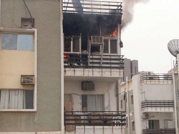  النيران وقد امتدت من داخل الشقة الى الشرفة