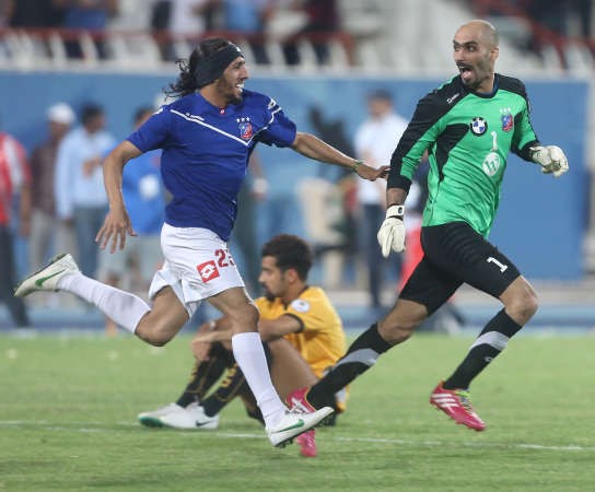 فهد صباح يحاول الوصول الى مصعب الكندري لتهنئته بالفوز﻿