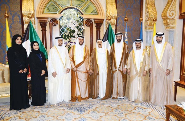 صاحب السمو الامير الشيخ صباح الاحمد متوسطا رئيس واعضاء مجلس ادارة منظمة الاسرة العربية