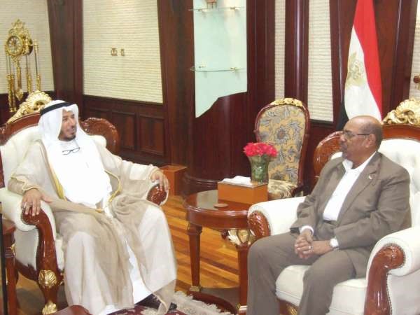 الرئيس السوداني عمر البشير مع دعبدالله المعتوق ﻿