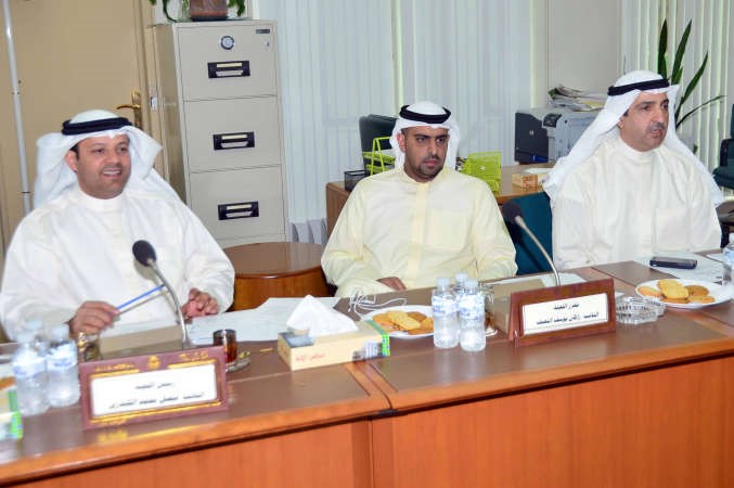 جمال العمر وراكان النصف وفيصل الكندري خلال اجتماع اللجنة الاسكانية