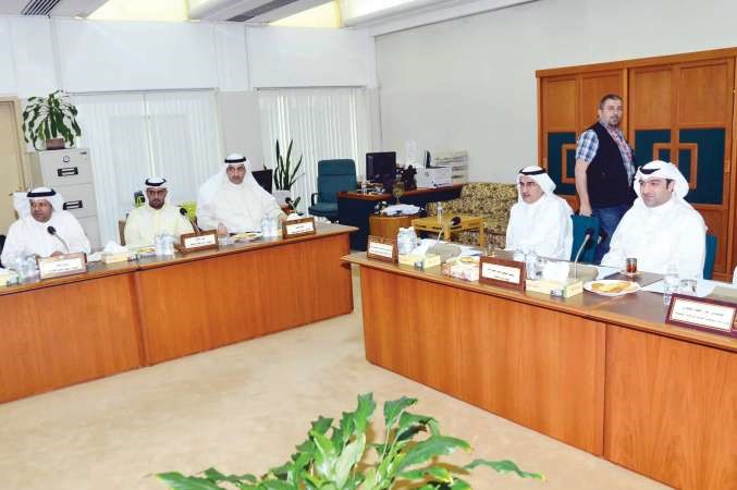 ياسر ابل وم عبدالعزيز الابراهيم وجمال العمر وراكان النصف وفيصل الكندري اثناء اجتماع اللجنة الاسكانية
