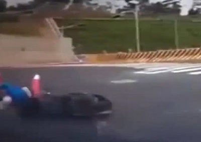 بالفيديو .. سيارة تصدم سكوتر وتسقط سائقه في حفرة للصرف الصحي