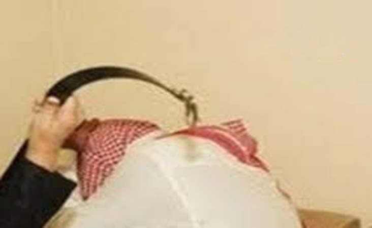 سعودية تضرب شاباً بـ"العقال" بعد اعتدائه على والدها بالرياض
