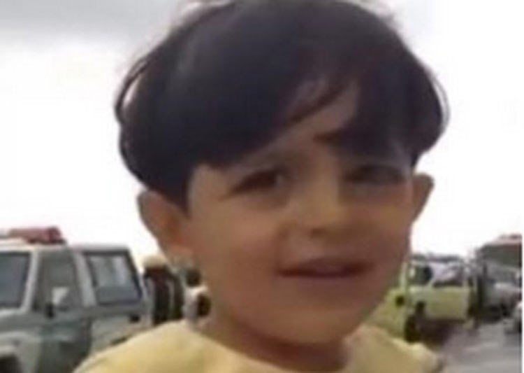 بالفيديو.. رجل بـ "الدفاع المدني" يجازف بسلامة طفله لنجدة مواطنين سقطت سيارتهم بمنحدر