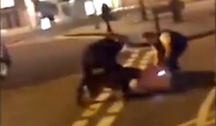 بالفيديو.. كلب بوليسي ينهش مشتبهاً به عقب القبض عليه 
