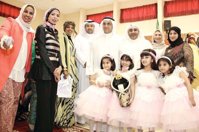 احمد المليفي وبدر الفريح وناجي الزامل مع عدد من التربويات والزهرات﻿