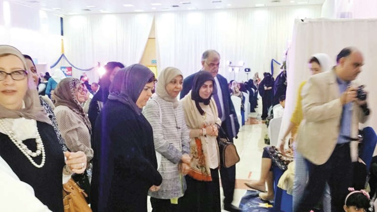 مريم الوتيد وفاطمة الكندري خلال جولتهما في المهرجان﻿