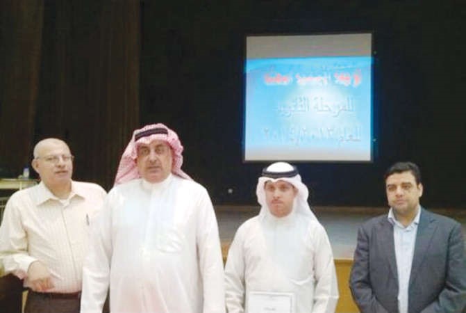 مدير المدرسة دعبدالرحمن العنزي ومساعده ماجد العنزي مع بعض المعلمين﻿