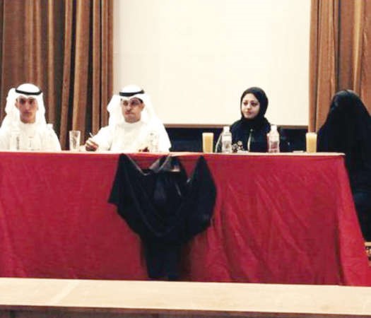 ماجد العنزي يتوسط ضيوف المدرسة المحاضرين﻿