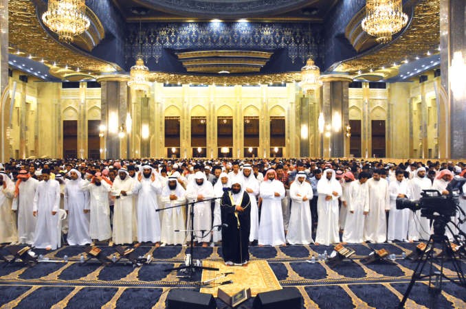 الاف المصلين في ليلة التاسع والعشرين من رمضان في المسجد الكبير
