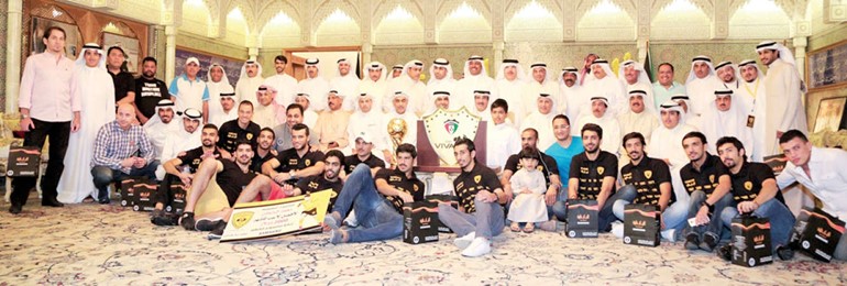 الشيخ خالد الفهد وسعود ومحمد البابطين يتوسطون المكرمين ﻿