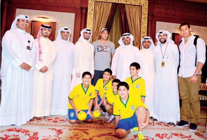 البرازيلي رونالدو مع ممثلي الشركة اثناء استقباله في قاعة التشريفات بالمطار
