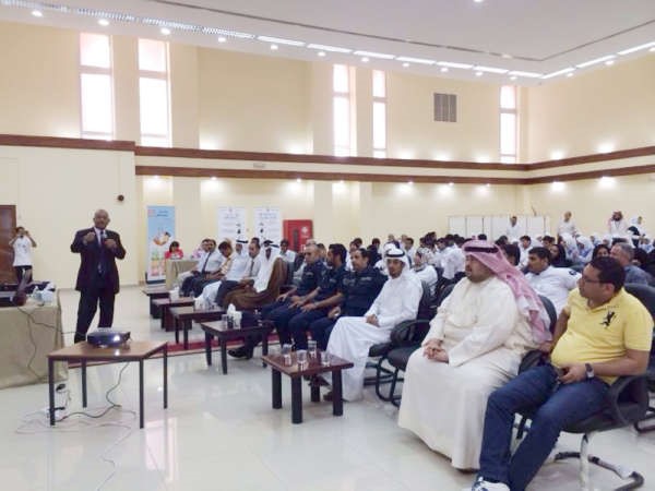 دفهد العازمي خلال الندوة